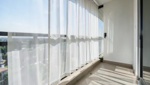 Zasłony na balkon przed słońcem