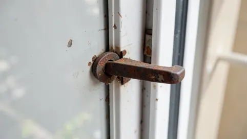 Zepsuta klamka w drzwiach balkonowych