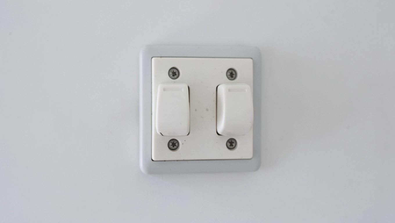 Wyłącznik schodowy i zwykły w jednym