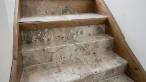 co położyć na stare płytki na schodach