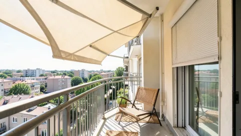 Jak osłonić balkon w bloku przed słońcem