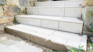 jak położyć płytki na schodach na zewnątrz