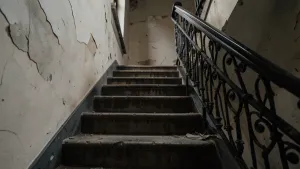 Klatka schodowa w starej kamienicy