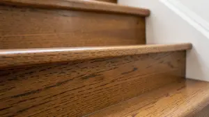 Montaż nakładek na schody