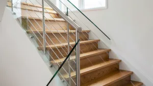 Nowoczesne balustrady na schody wewnętrzne drewniane