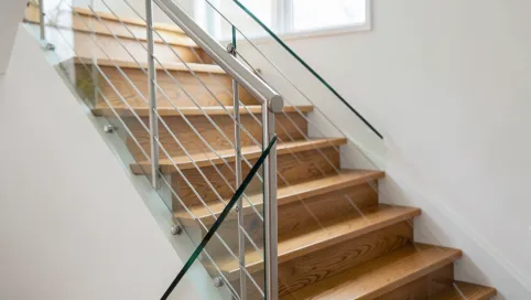 Nowoczesne balustrady na schody wewnętrzne drewniane
