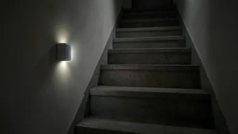 Oświetlenie klatki schodowej z czujnikiem ruchu na baterie