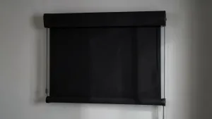 Roleta zaciemniająca z prowadnicami