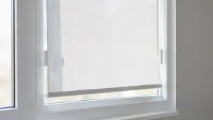 Rolety w kasetach z prowadnicami na okna PCV