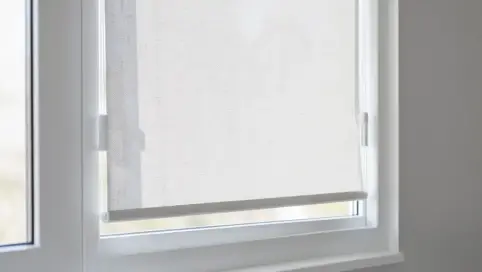 Rolety w kasetach z prowadnicami na okna PCV