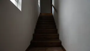 Schody w wąskim korytarzu