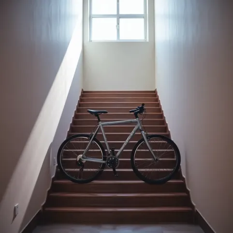 Zakaz stawiania rowerów na klatce schodowej